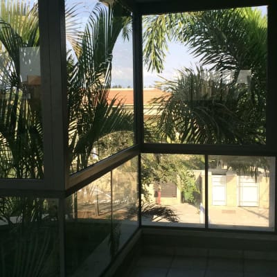 מסגרת אלומיניום לחלונות זכוכית במרפסת