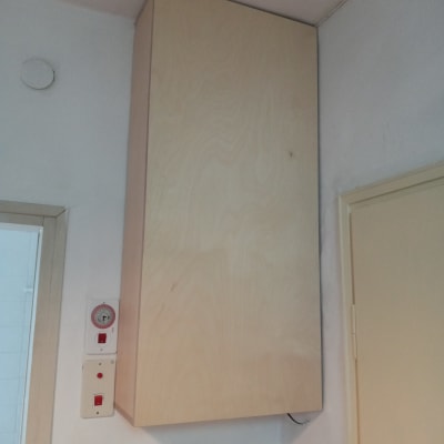 ארון עץ מותקן על קיר לבן