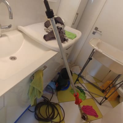 כלי עבודה של אינסטלטור, כולל צינור וכפפות אדומות