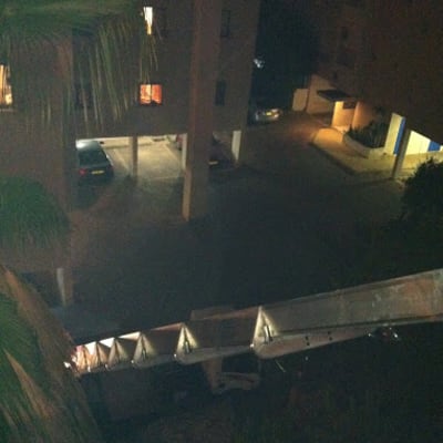 מנוף להובלה בלילה ליד בניין מגורים