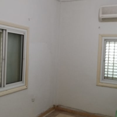 חדר עם חלונות ומזגן על הקיר