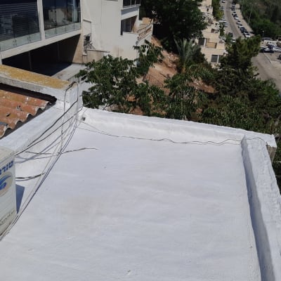 גג אטום בלבן עם מזגן וחוטים