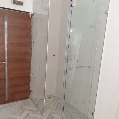 דלתות זכוכית עם ידיות מתכת בחדר אמבטיה