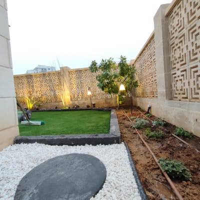 צינורות השקיה בגינה עם דשא וצמחים