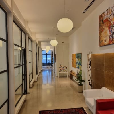 מסדרון עם מנורות תלויות מהתקרה