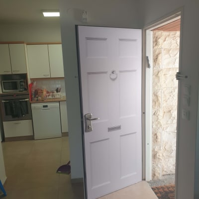 דלת פתוחה עם ציפוי חדש בצבע בהיר