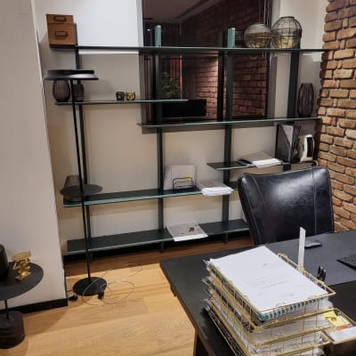 מדף מתכת עם חפצים שונים במשרד