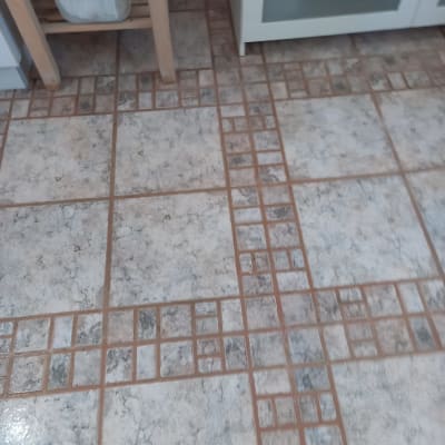 רצפה נקייה עם אריחים מרובעים ודוגמת פסיפס