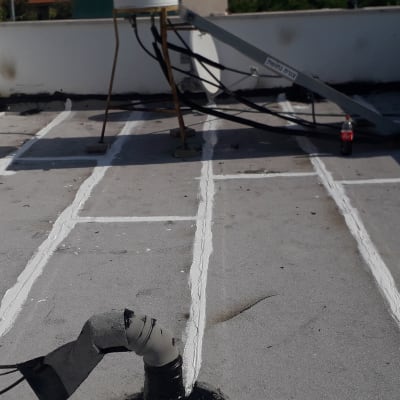 גג עם קווים לבנים לאיטום