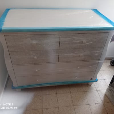 שידה עטופה בניילון לקראת מעבר דירה