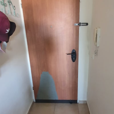 דלת עץ עם ציפוי אפור בתחתית