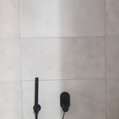 ברז שחור על קיר אריחים לבנים בחדר אמבטיה