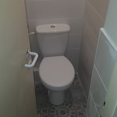 שירותים עם אריחים חדשים על הרצפה והקירות