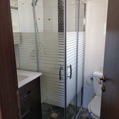 מקלחון זכוכית עם דלתות הזזה וידיות מתכת