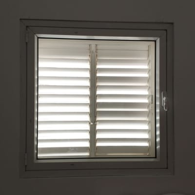 תריסים לבנים סגורים על חלון מרובע