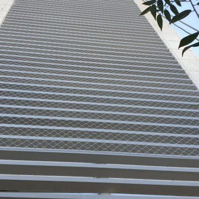 רשת מתוחה על קיר למניעת כניסת יונים