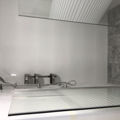 מקלחון חדש עם אריחים וכלים סניטריים מותקנים