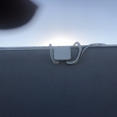 קופסת חיבורים חשמלית עם כבלים על קיר