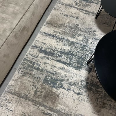 שטיח עם כתמים ליד ספה ושולחן עגול