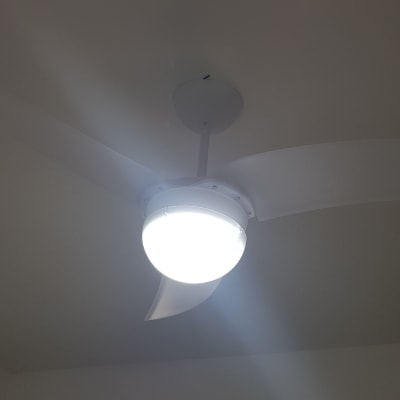 מאוורר תקרה עם תאורה דולקת