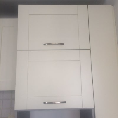 ארונות מטבח לבנים עם ידיות מתכת