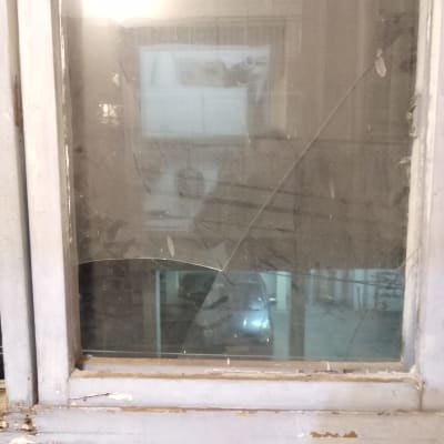 חלון זכוכית עם סדקים ושברים
