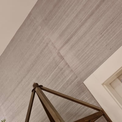 טפט אפור עם טקסטורה על קיר פנימי