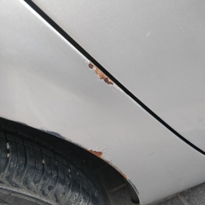 חלודה על כנף רכב ליד גלגל