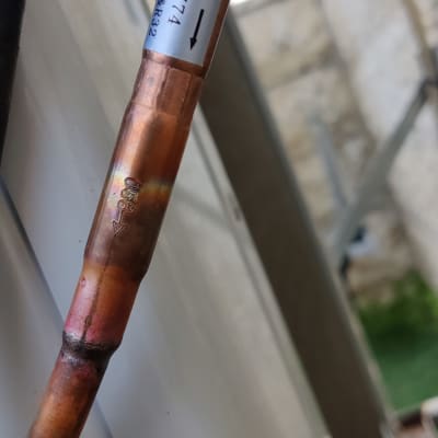 צינור נחושת עם תווית על מזגן