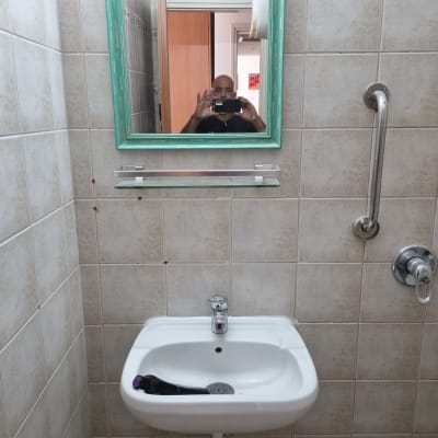 כיור עם ברז ומקלחת יד