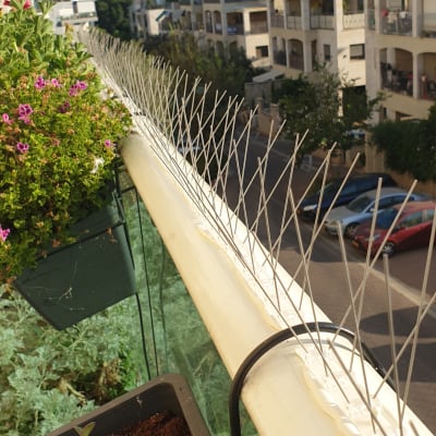 דוקרנים למניעת יונים על מעקה מרפסת