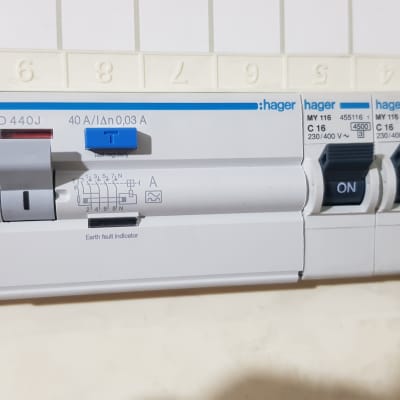 לוח חשמל עם מפסקים ומתגים