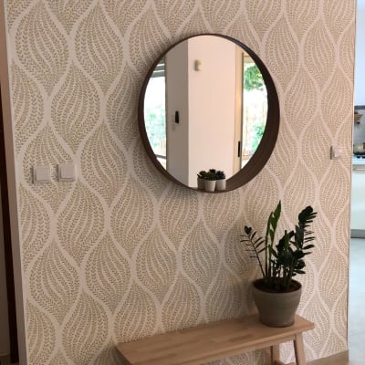 טפט עם דוגמת עלים על קיר