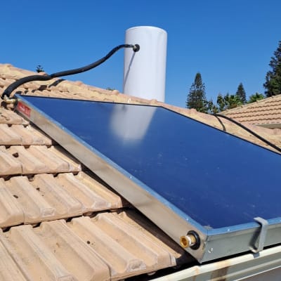קולטן שמש על גג רעפים עם דוד מים לבן