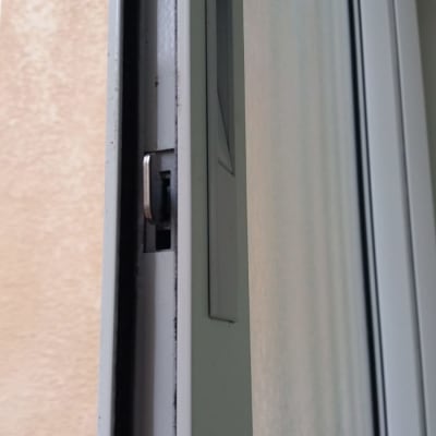 תקריב של תריס עם מנגנון נעילה מתכתי