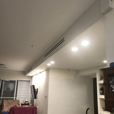 קיר גבס עם תאורה שקועה ותעלת מיזוג