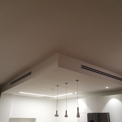 תקרת גבס עם תאורה שקועה וגופי תאורה תלויים