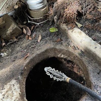 צינור ביוב עם כלי ניקוי שרשרת