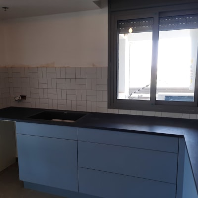 מטבח בשיפוץ עם ארונות חדשים וקיר אריחים