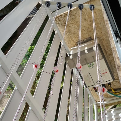 חבלים תלויים על מתקן ייבוש כביסה חיצוני