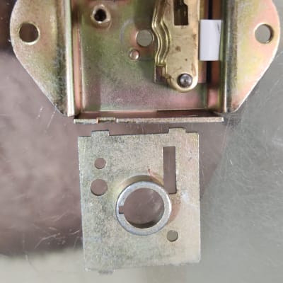 מנעול מתכת פתוח עם חלקים פנימיים גלויים