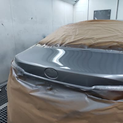 חלק אחורי של רכב בתהליך צביעה במוסך