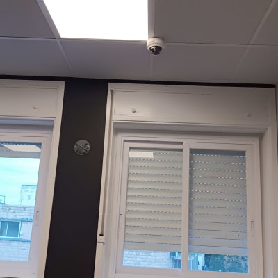 מצלמת אבטחה מותקנת על תקרת חדר