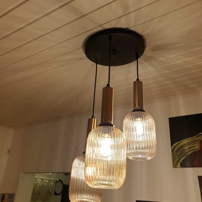 שלושה מנורות תלויות עם נורות דולקות