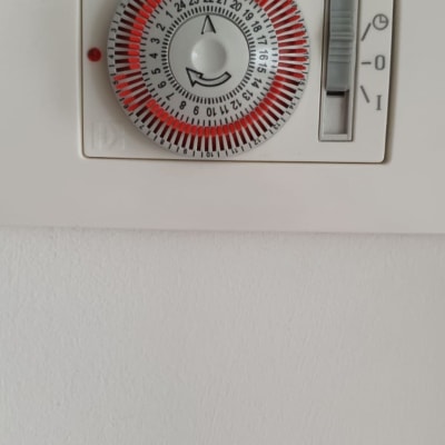 טיימר חשמלי עם חוגה ומתג הפעלה