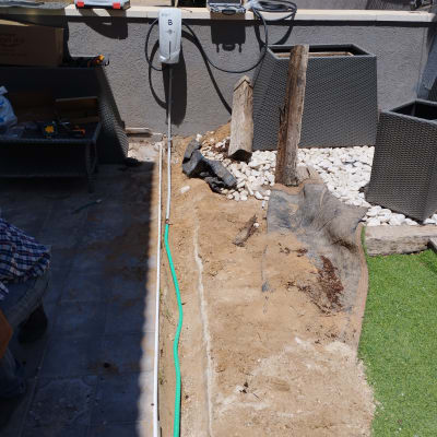 עמדת טעינה לרכב חשמלי מותקנת על קיר חיצוני