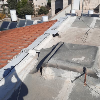 גג עם חומרי איטום וסדקים גלויים
