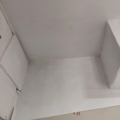 קיר ותקרה צבועים בלבן עם פינות חדות