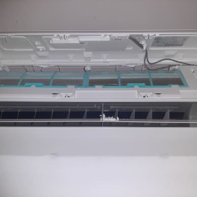 מזגן פתוח עם מסננים וחוטים חשופים