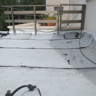 גג אטום עם יריעות ביטומניות וצינור גז